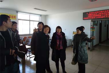 濟(jì)寧日?qǐng)?bào)社民生專(zhuān)欄組到汶上法院立案庭采訪(fǎng)婦女兒童維權(quán)工作
