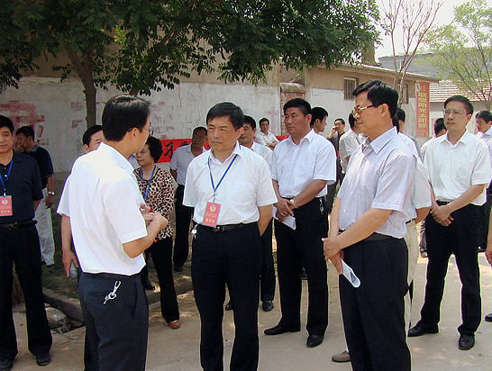 濟寧市政協(xié)副主席李衛(wèi)國對汶上縣農(nóng)村環(huán)境綜合整治情況進(jìn)行視察