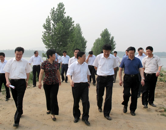 濟(jì)寧市委副書(shū)記、市長(zhǎng)梅永紅副市長(zhǎng)侯端敏來(lái)汶上縣檢查指導(dǎo)防汛工作。