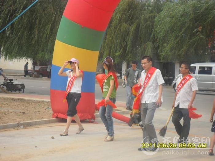 汶上縣各部門(mén)干部參加“我為創(chuàng)城做貢獻(xiàn)”義務(wù)勞動(dòng)