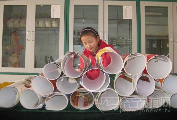 汶上縣留守兒童爭(zhēng)捐贈(zèng)舊掛歷 為盲童當(dāng)“盲文紙”
