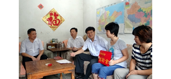 孫琪、李臣興到苑莊鎮(zhèn)、汶上鎮(zhèn)慰問(wèn)汶上縣2012年考上大學(xué)的困難學(xué)子