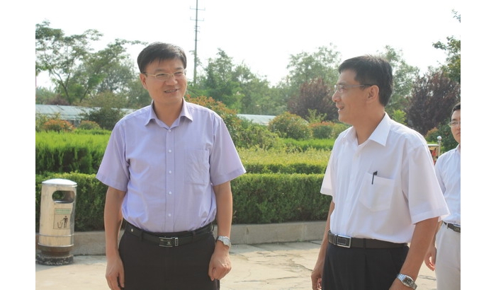 孫琪先后到汶上縣第一實驗中學和南站一中走訪慰問