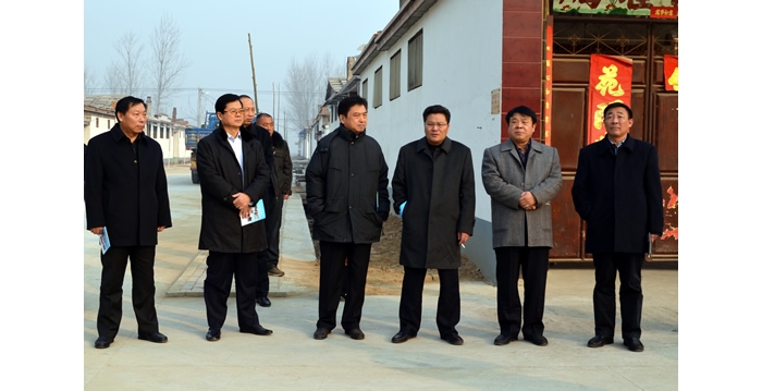 王金生、魏明科、李瑞陽、高文峰、張清民等汶上縣政協(xié)領(lǐng)導(dǎo)視察農(nóng)村公路建設(shè)養(yǎng)護(hù)管理工作