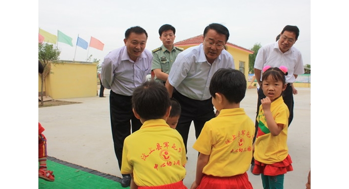 汶上縣委書記縣人大常委會主任趙東升到楊店鎮(zhèn)、軍屯鄉(xiāng)中心幼兒園慰問