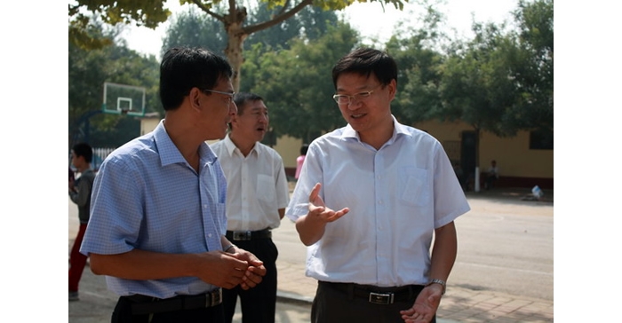 汶上縣委副書記、縣長孫琪到縣第一實驗中學、康驛鎮(zhèn)二中走訪慰問