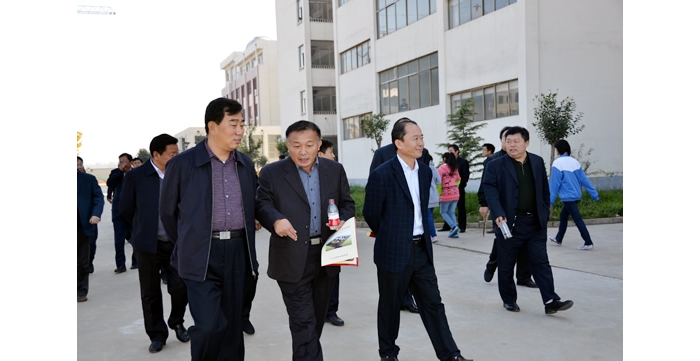 胡新符、楊安娜、崔修連、王允國對汶上縣教育設(shè)施提升工程實施情況進行視察