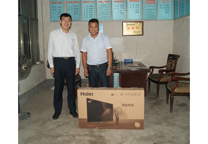 汶上團縣委為聯(lián)建村捐贈液晶電視 為實現(xiàn)農(nóng)村黨員遠程教育提供便利條件