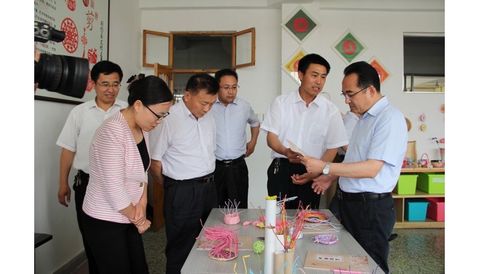 縣委副書記、縣長(zhǎng)王宏偉“六一”兒童節(jié)到實(shí)驗(yàn)小學(xué)慰問