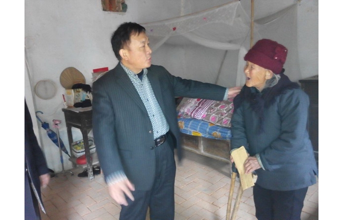 縣教體局局長(zhǎng)李成偉走訪慰問特困戶