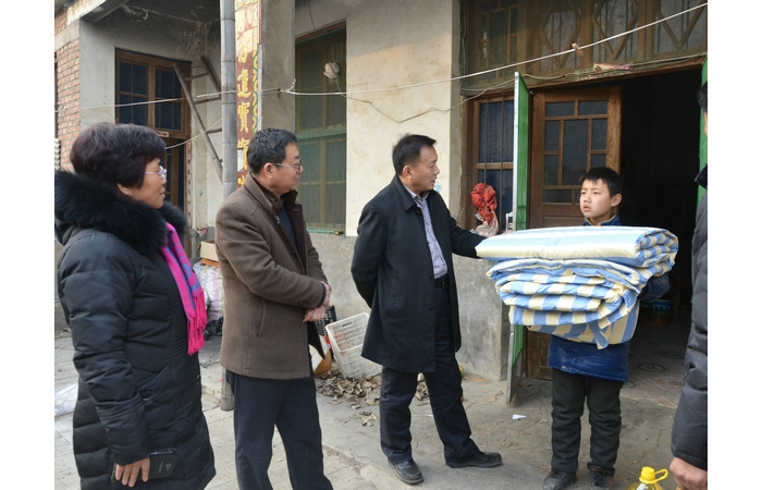 縣教體局李成偉局長帶隊慰問精準(zhǔn)扶貧包駐村困難群眾