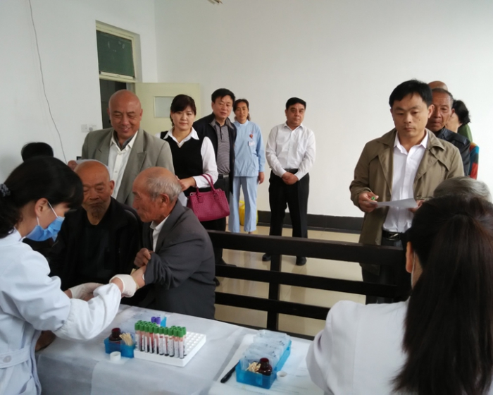 縣總工會開展“情暖五月，愛心獻勞?！苯】挡轶w活動