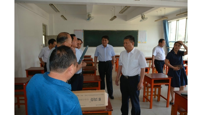 縣委副書記、縣長(zhǎng)李洪文視察2018年高考考前準(zhǔn)備工作