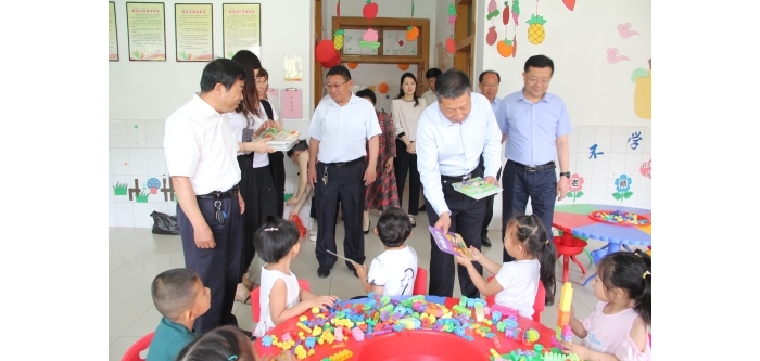 汶上縣人民政府 政務(wù)要聞 縣領(lǐng)導(dǎo)六一國際兒童節(jié)慰問幼兒園