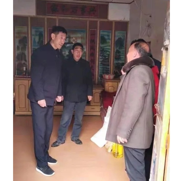 汶上縣人民政府 部門(mén)動(dòng)態(tài) 縣統(tǒng)計(jì)局黨組書(shū)記、局長(zhǎng)徐保平到白莊村走訪慰問(wèn)困難群眾