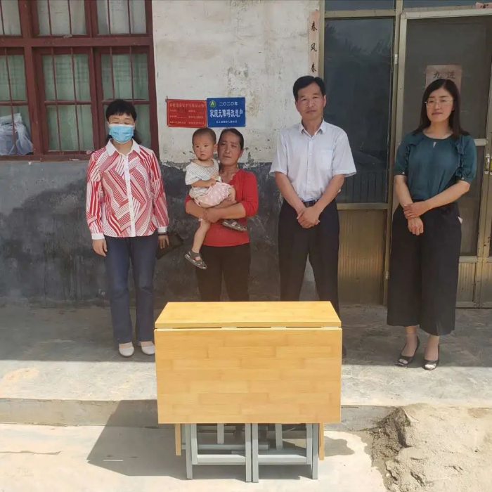 溫情幫扶，點亮夢想——縣發(fā)改局開展“圓夢微心愿 點亮新希望”巾幗脫貧公益活動