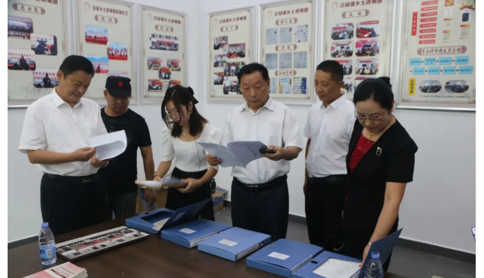 縣政協(xié)“全民閱讀·委員立行”讀書(shū)促進(jìn)會(huì)走進(jìn)次邱鎮(zhèn)