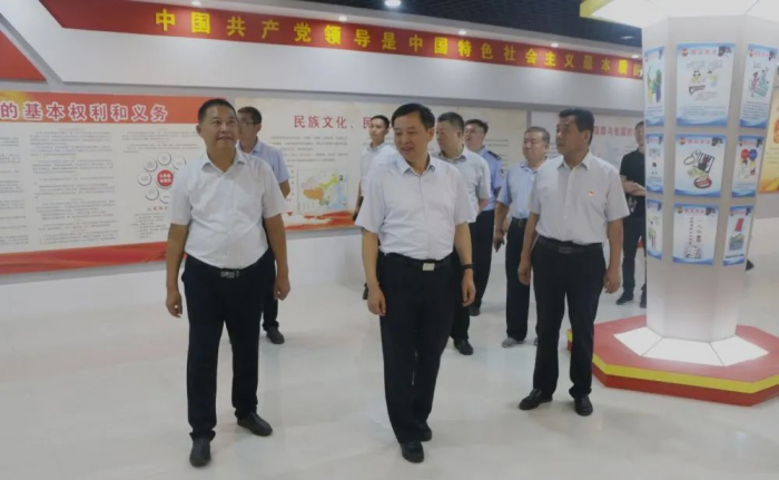 市政府副市長(zhǎng)、市公安局局長(zhǎng)李海洋一行到次邱鎮(zhèn)檢查驗(yàn)收“七五”普法工作